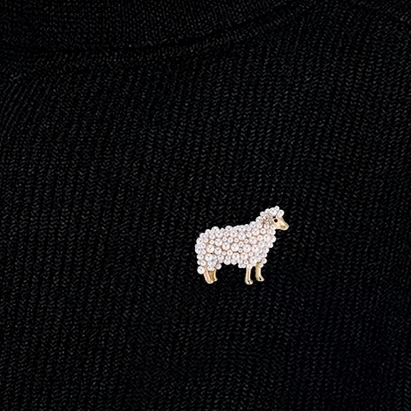 Sheep pin; gold and faux white pearl - Picture 7 of 7